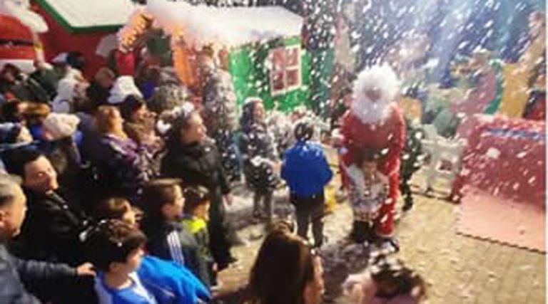Παλλήνη: Τα παιδιά γιόρτασαν μαζί με τον  Άϊ Βασίλη στη… “χιονισμένη” πλατεία Ελευθερίας! (φωτό)