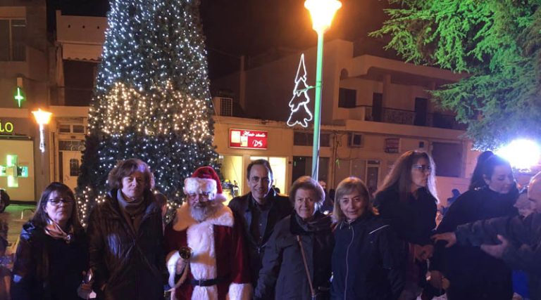 Άναψε το Χριστουγεννιάτικο δέντρο στα Σπάτα – Σήμερα οι εκδηλώσεις στην Αρτέμιδα (φωτό)