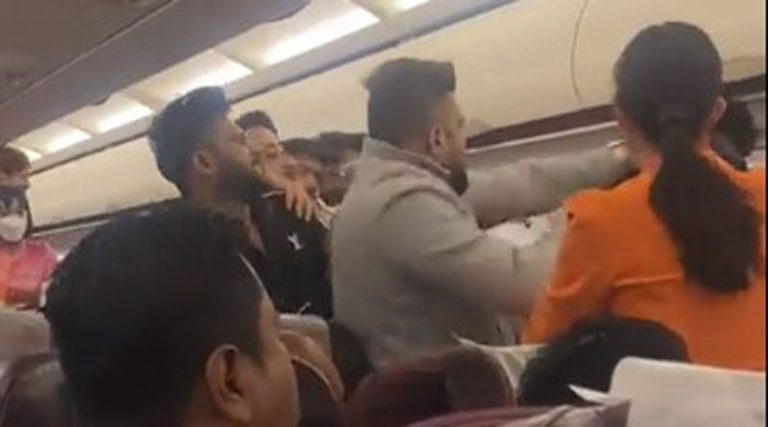 Αδιανόητο ξύλο ανάμεσα σε επιβάτες σε αεροπλάνο  – Οι αεροσυνοδοί προσπαθούσαν να τους χωρίσουν! (βίντεο)