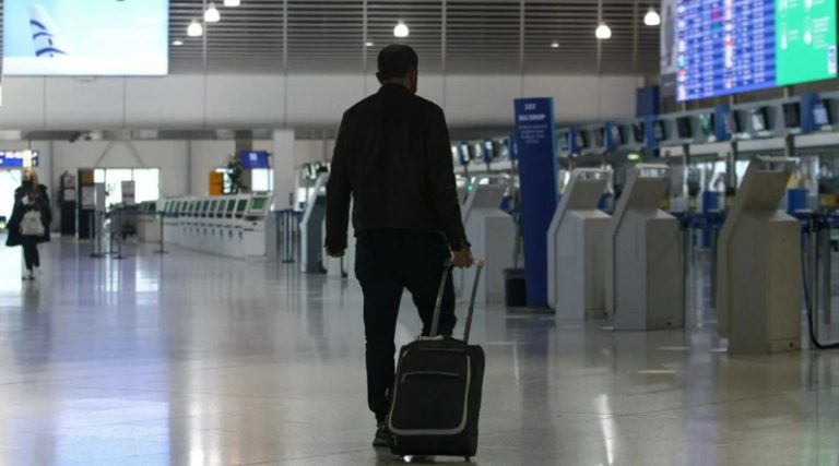 Κακός χαμός στο αεροδρόμιο για επιβάτη που πήγε να μπει σε αεροπλάνο με μαχαίρι