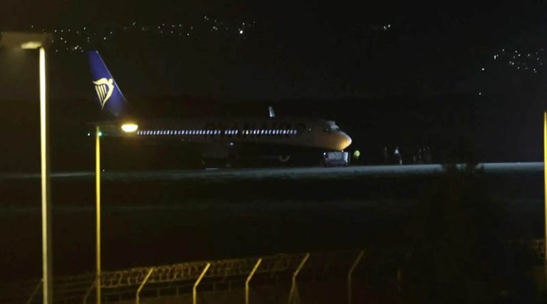 Σπάτα: Εκκενώνεται το αεροπλάνο που έστειλε σήμα για βόμβα – Οι πρώτες εικόνες από το αεροδρόμιο “Ελ. Βενιζέλος”