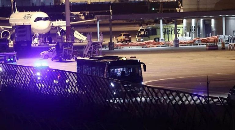 Σπάτα: Ολοκληρώθηκε ο έλεγχος στο αεροπλάνο της Ryanair για τη βόμβα – Νέες εικόνες από το “Ελ. Βενιζέλος”