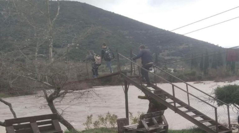Μαθητές διέσχισαν αιωρούμενη γέφυρα πάνω από τα ορμητικά νερά του ποταμού Ευήνου (φωτο)