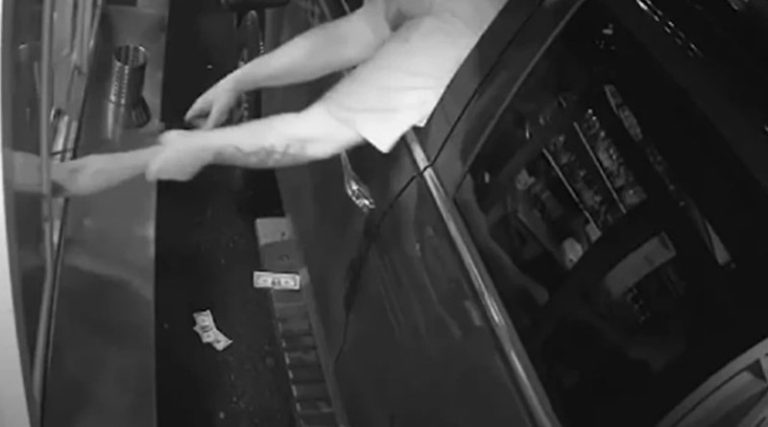 Σοκαριστικό βίντεο: Άνδρας προσπάθησε να απαγάγει εργαζόμενη σε drive-through!