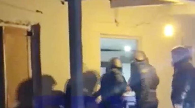 Η στιγμή που η αστυνομία εισβάλει στο σπίτι αρχηγού σπείρας που ξάφριζε σπίτια σε Ωρωπό, Αυλώνα & Μαρκόπουλο! (φωτό & βίντεο)