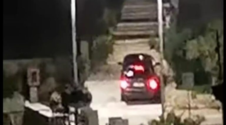 Απίστευτο περιστατικό! Οδηγός προσπάθησε να ανέβει σκαλιά με… το αυτοκίνητο! (βίντεο)