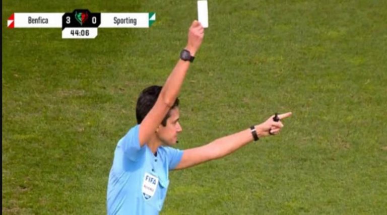 Διαιτητής έδειξε «λευκή» κάρτα για πρώτη φορά σε ποδοσφαιρικό αγώνα – Τι συμβολίζει (φωτό & βίντεο)