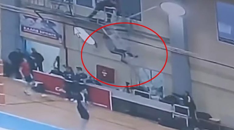 Καλύβια: Από θαύμα σώθηκε δημοσιογράφος που έπεσε από σκάλα στο κλειστό γυμναστήριο! (βίντεο)