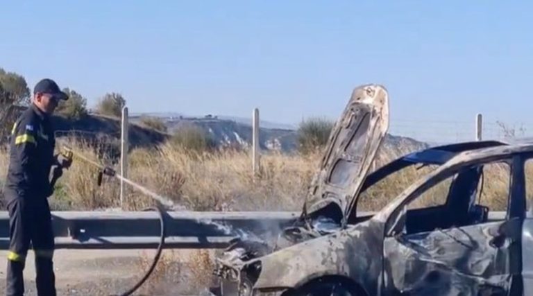 Αυτοκίνητο έπιασε φωτιά εν κινήσει – Τρόμος για γονείς και 10χρονο παιδί! (φωτό & βίντεο)