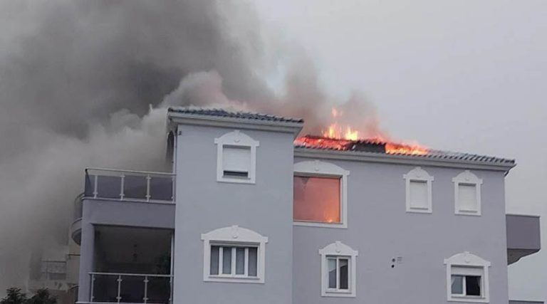 Φωτιά σε στέγη σπιτιού από χτύπημα κεραυνού! (φωτό & βίντεο)