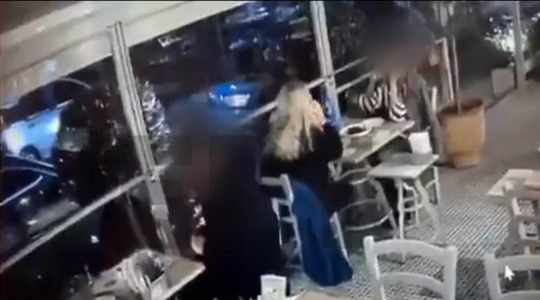 Έκανε τον πελάτη σε εστιατόριο και «σούφρωσε» πορτοφόλι (βίντεο ντοκουμέντο)