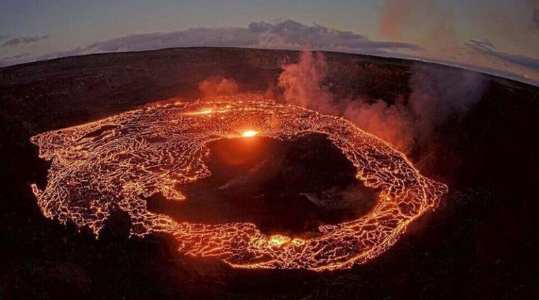Στο «κόκκινο» ο συναγερμός στη Χαβάη: «Ξύπνησε» το ηφαίστειο Κιλαουέα!
