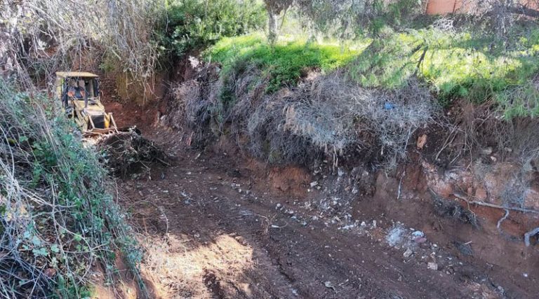 Ρέματα: Καθαρίστηκαν πάνω από 1,5 χλμ σε Σπάτα και Αρτέμιδα (φωτό)