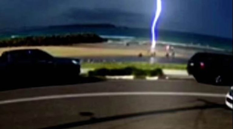 Σοκαριστικό βίντεο: Κεραυνός χτύπησε παιδάκι στη θάλασσα!