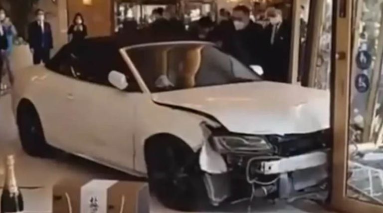 Απίστευτο περιστατικό! Δυσαρεστημένος πελάτης εισέβαλε με το αμάξι του σε ξενοδοχείο! (βίντεο)