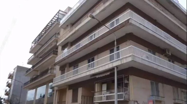 Απίστευτο κι όμως Ελληνικό! Κολώνα της ΔΕΗ περνά μέσα από μπαλκόνι πολυκατοικίας! (φωτό & βίντεο)