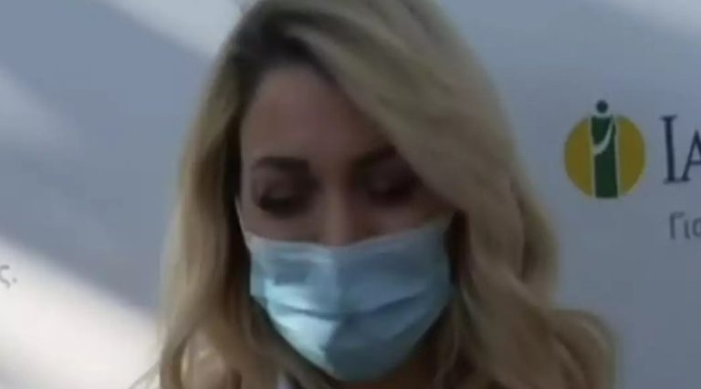 Ξέσπασε σε κλάματα έξω από το μαιευτήριο η Κωνσταντίνα Σπυροπούλου (βίντεο)