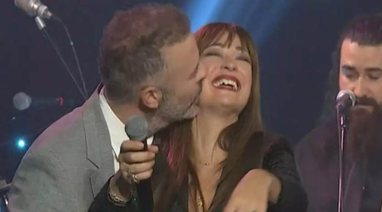 Χρήστος Λούλης: Το παθιασμένο φιλί στην Έμιλυ Κολιανδρή στο εορταστικό πρόγραμμα του Σπύρου Παπαδόπουλου (βίντεο)