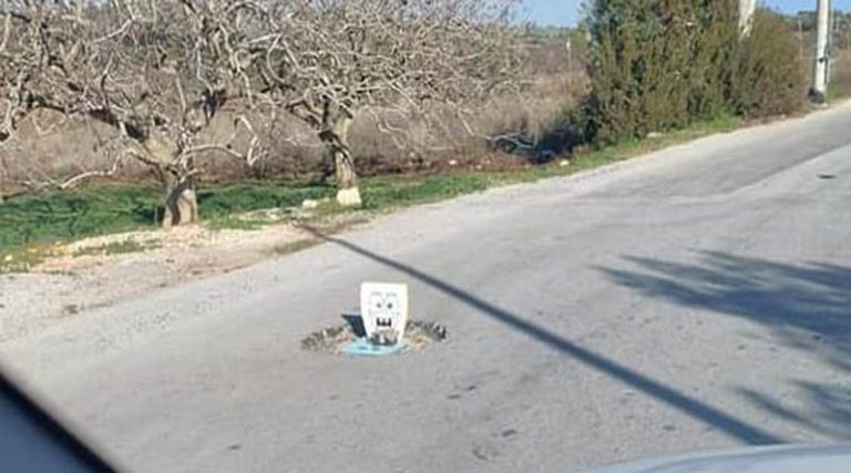 Μαρκόπουλο: Κάλυψαν λακκούβα σε δρόμο με τον… Μπομπ τον Σφουγγαράκη! (φωτό)