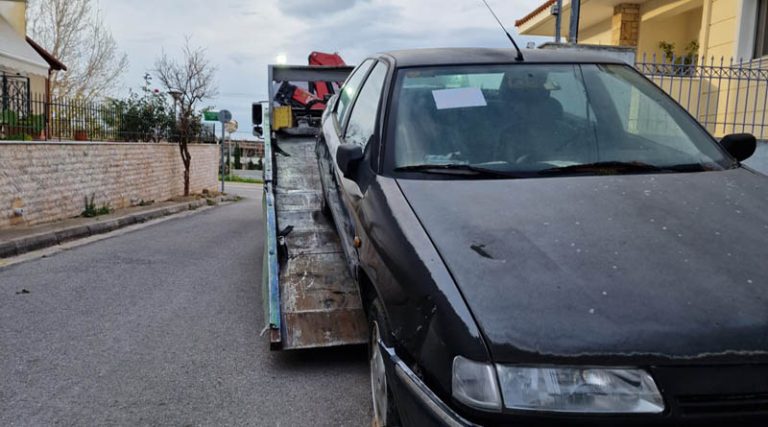 Ο Δήμος Παλλήνης απομακρύνει τα εγκαταλελειμμένα οχήματα (φωτό)