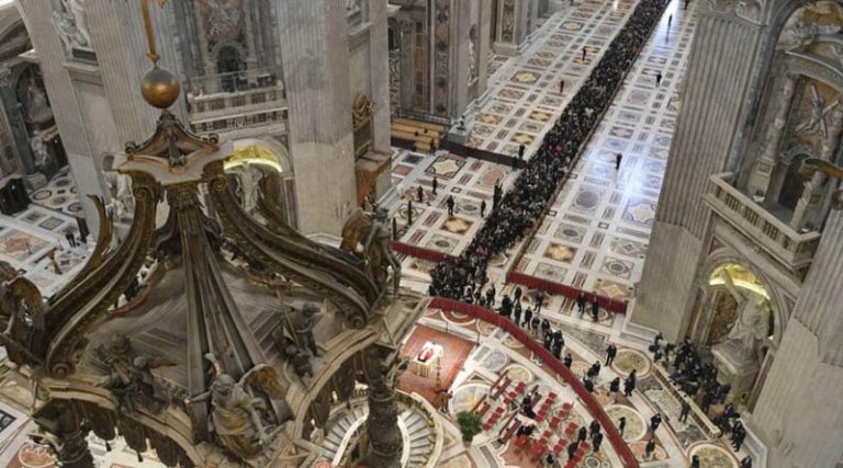 Ουρές χιλιάδων πιστών στο λαϊκό προσκύνημα του Πάπα Βενέδικτου – Πώς ο θάνατος του ανοίγει το δρόμο για παραίτηση του πάπα Φραγκίσκου