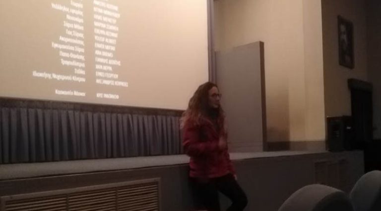 Νέα Μάκρη: Κατάμεστη η αίθουσα του “Σινέ Αλίκη” στην προβολή της πολυβραβευμένης ταινίας «Πίσω από τις Θημωνιές»