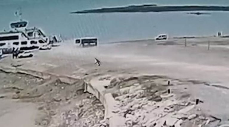 Λεωφορείο έπεσε σε λίμνη – Οι δραματικές στιγμές από την διάσωση των επιβατών! (φωτό & βίντεο)