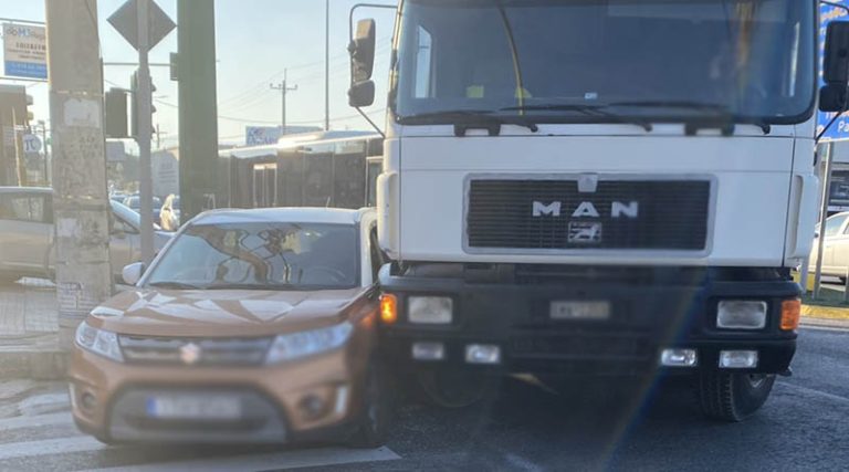 Πικέρμι: Μεγάλο μποτιλιάρισμα στη Λ. Μαραθώνος  προς Ραφήνα λόγω τροχαίου – Φορτηγό συγκρούστηκε με ΙΧ (φωτό & βίντεο)