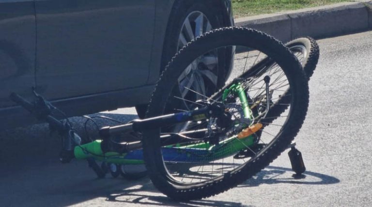 Αρτέμιδα: Τροχαίο με αυτοκίνητο που χτύπησε ποδήλατο ανήμερα της Πρωτοχρονιάς – Ένας τραυματίας
