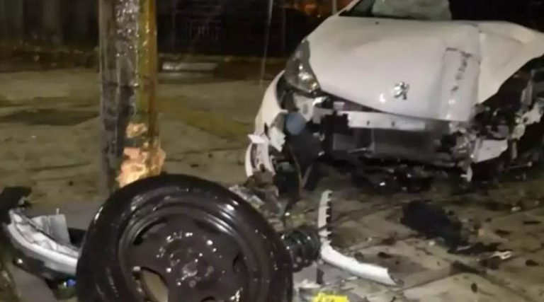 Αυτοκίνητο «καρφώθηκε» σε κολόνα φωτισμού και κατέληξε σε πεζοδρόμιο! (βίντεο)
