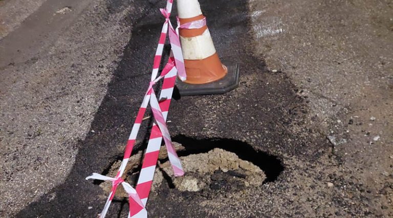 Ραφήνα: Προσοχή! Επικίνδυνη υποχώρηση του οδοστρώματος στην Καλλιτεχνούπολη! (φωτό)