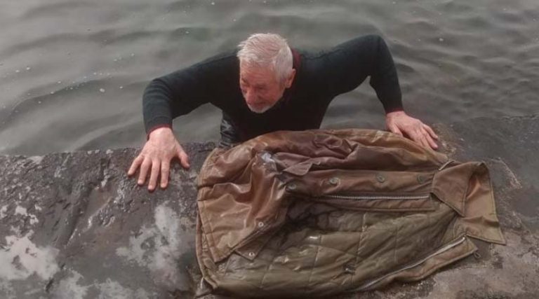 Έπεσε με τα ρούχα στη θάλασσα γιατί έβαλε στοίχημα με την σύζυγό του και το έχασε!
