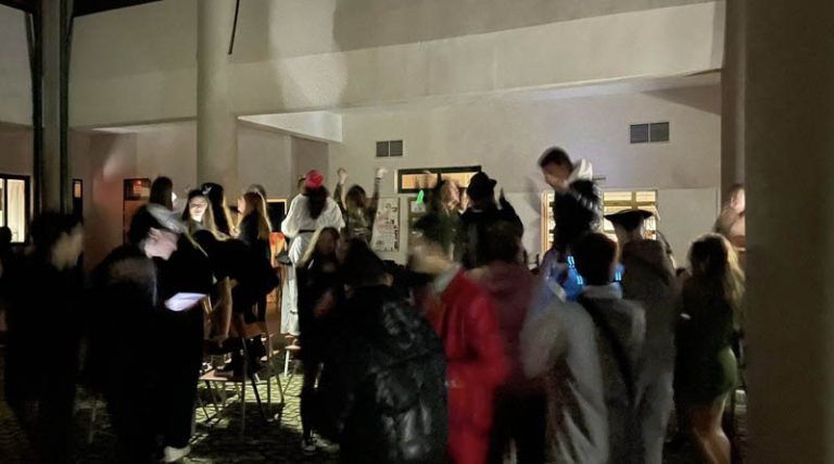 Πικέρμι: Κέφι και χορός στο αποκριάτικο party του Γυμνασίου (φωτό)