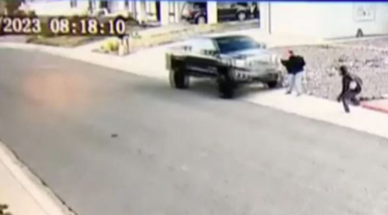 Αδιανόητο: Οδηγός «άκουσε φωνές» και θέρισε με το φορτηγάκι του ζευγάρι που έκανε βόλτα! (βίντεο)