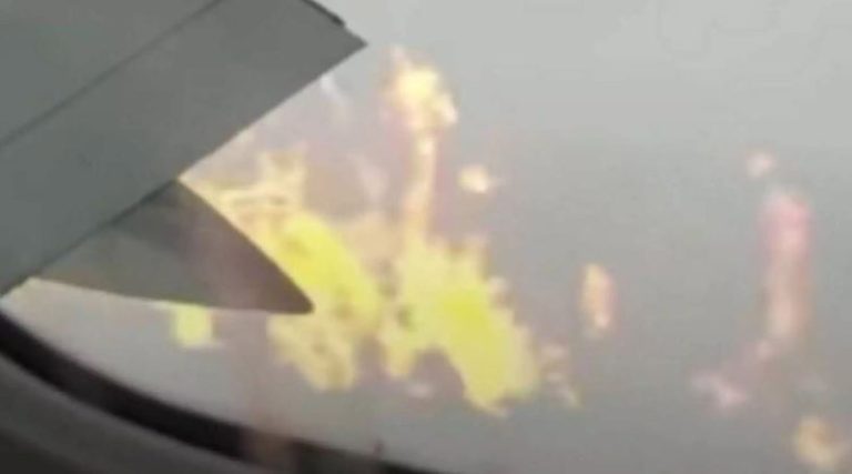 Τρόμος στον αέρα για εκατοντάδες επιβάτες – Βίντεο με φλεγόμενο κινητήρα αεροπλάνου