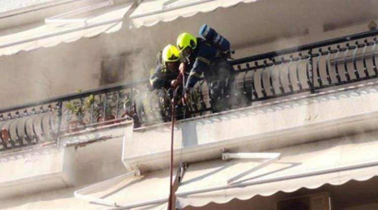 Πυροσβέστες σκαρφάλωσαν από το μπαλκόνι για μπουν σε φλεγόμενο διαμέρισμα! (φωτό)