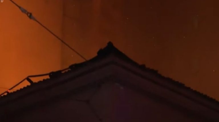 Φωτιά σε κτίριο στο κέντρο της Αθήνας (βίντεο)