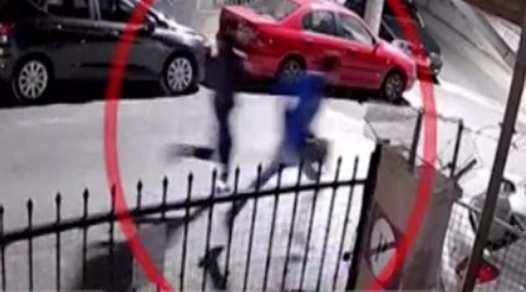 Βίντεο – ντοκουμέντο από την επίθεση με μαχαίρι του 15χρονου σε 16χρονο για να τον ληστέψει