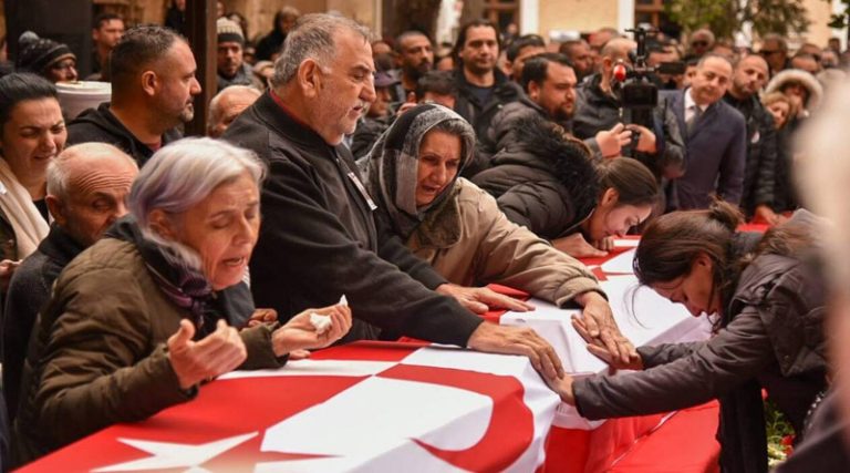 Σεισμός στην Τουρκία: Νεκρά με την ομάδα βόλεϊ τα εγγόνια του Κενάν Ακίν που δολοφόνησε τον Σολωμό Σολωμού