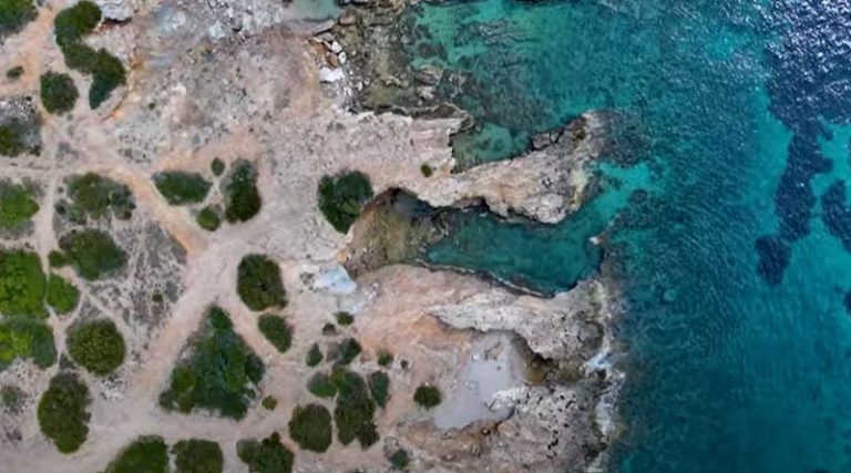 Λαύριο: Που βρίσκεται ο κόλπος της Αφροδίτης – Η μυστική ερωτική παραλία της Αν. Αττικής! (βίντεο)