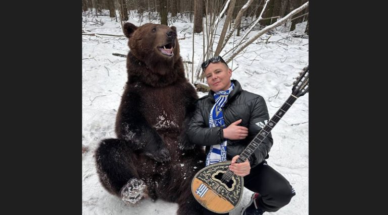 Λαρισαίος παίζει μπουζούκι στα χιόνια της Ρωσίας παρέα με μια αρκούδα (Βίντεο)
