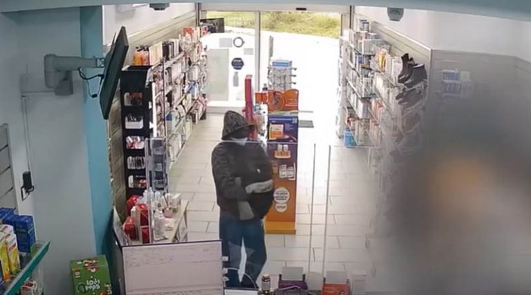 Βίντεο ντοκουμέντο από ένοπλη ληστεία σε φαρμακείο (video)