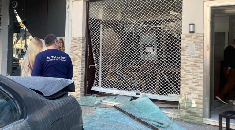 Ληστεία σε κοσμηματοπωλείο – Έσπασαν την τζαμαρία με κλεμμένο αυτοκίνητο (φωτό)