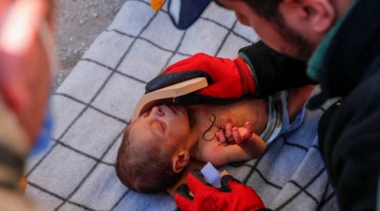 Σεισμός στην Τουρκία: Μωρό 20 ημερών σώθηκε έπειτα από 60 ώρες – Κρατούσε μια τούφα από τα μαλλιά της μητέρας του!