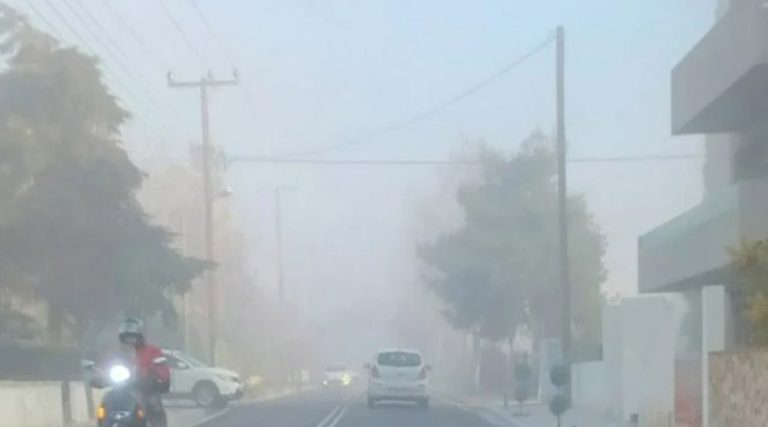 Τοπίο στην ομίχλη η Παιανία: Περιορισμένη η ορατότητα στην Λεωφόρο Λαυρίου! (φωτό & βίντεο)