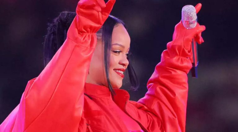 Σαρωτική Rihanna: Η ημίγυμνη φωτογράφιση σε προχωρημένη εγκυμοσύνη