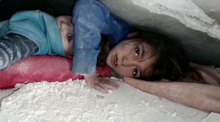 Σεισμός στην Τουρκία: Συγκλονίζουν οι εικόνες με παγιδευμένα παιδιά στα συντρίμμια – «Πάρε με από εδώ. Θα γίνω υπηρέτριά σου»