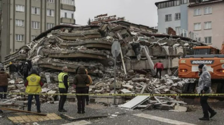 Σεισμός στην Τουρκία: Πήρε τηλέφωνο μέσα από τα συντρίμμια με τη μύτη για να ζητήσει βοήθεια!