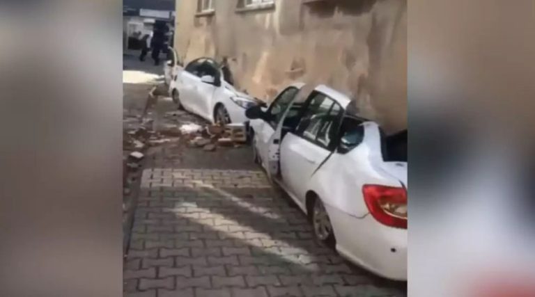 Σεισμός στην Τουρκία: Κτήριο ανασηκώθηκε και καταπλάκωσε αυτοκίνητα!