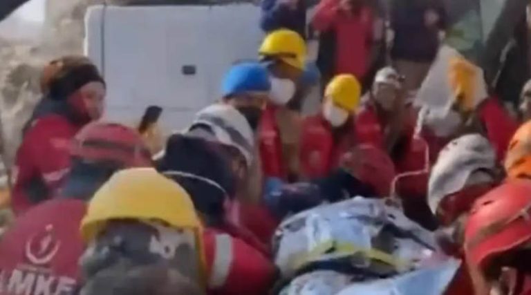 Σεισμός στην Τουρκία: Θαύμα στα χαλάσματα – Μια 42χρονη βγήκε ζωντανή μετά από 222 ώρες – Νέα βίντεο από τη στιγμή της φονικής δόνησης